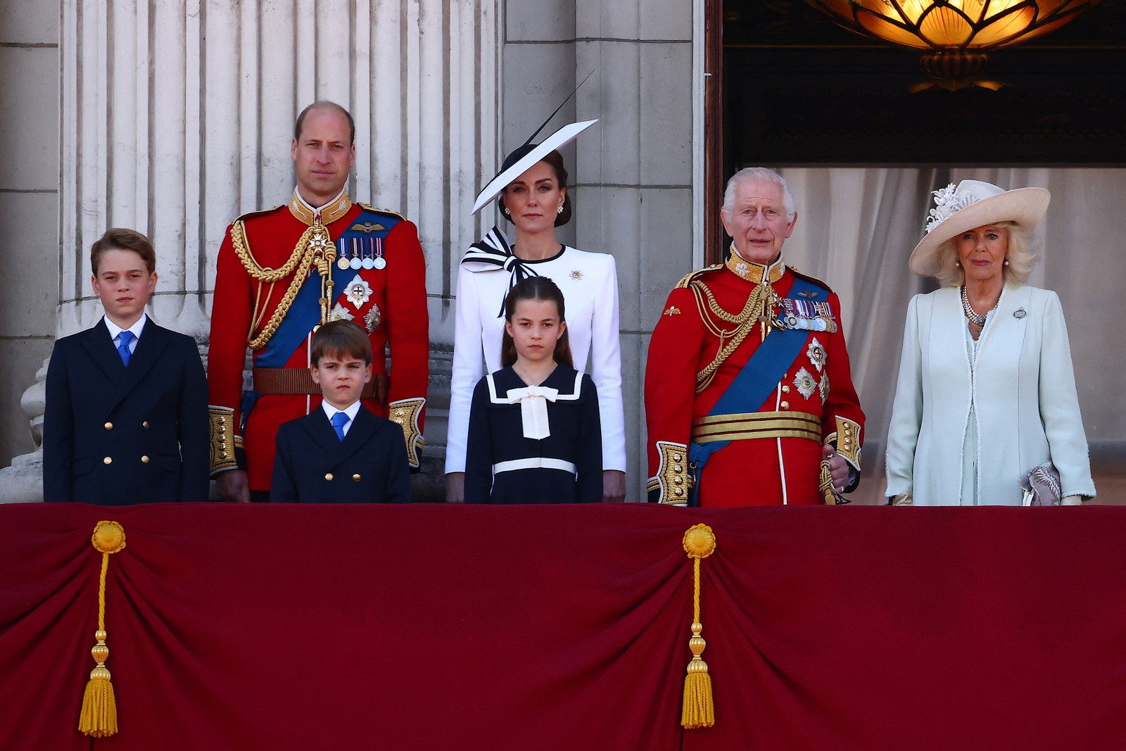 A princesa de Gales, Kate Middleton, apareceu ao lado da família real britânica em varanda do Palácio de Buckingham após participar do Desfile de Aniversário do Rei — Foto: HENRY NICHOLLS/AFP