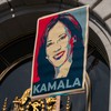 Apoiador segura cartaz de Kamala Harris, virtual candidata democrata à Presidência, durante ato em São Francisco - Loren Elliott/Getty Images/AFP