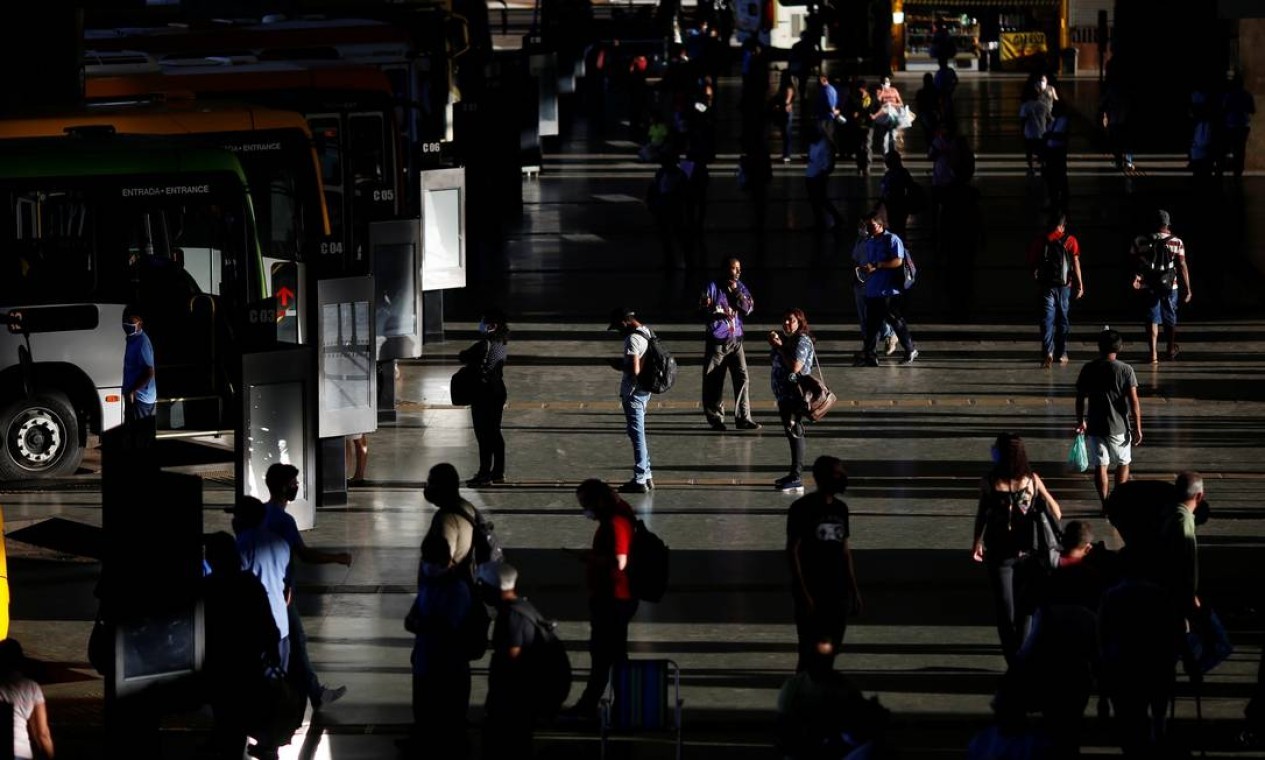 Movimentação de passageiros na rodoviária central de Brasília, em meio ao surto de coronavírus — Foto: ADRIANO MACHADO / REUTERS