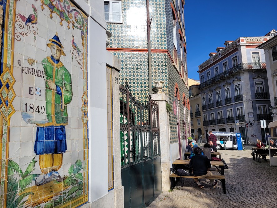 Azulejo na fachada da antiga fábrica de cerâmica Viúva Lamego, que hoje abriga a loja A Vida Portuguesa, no Largo do Intendente Pina Manique, em Lisboa