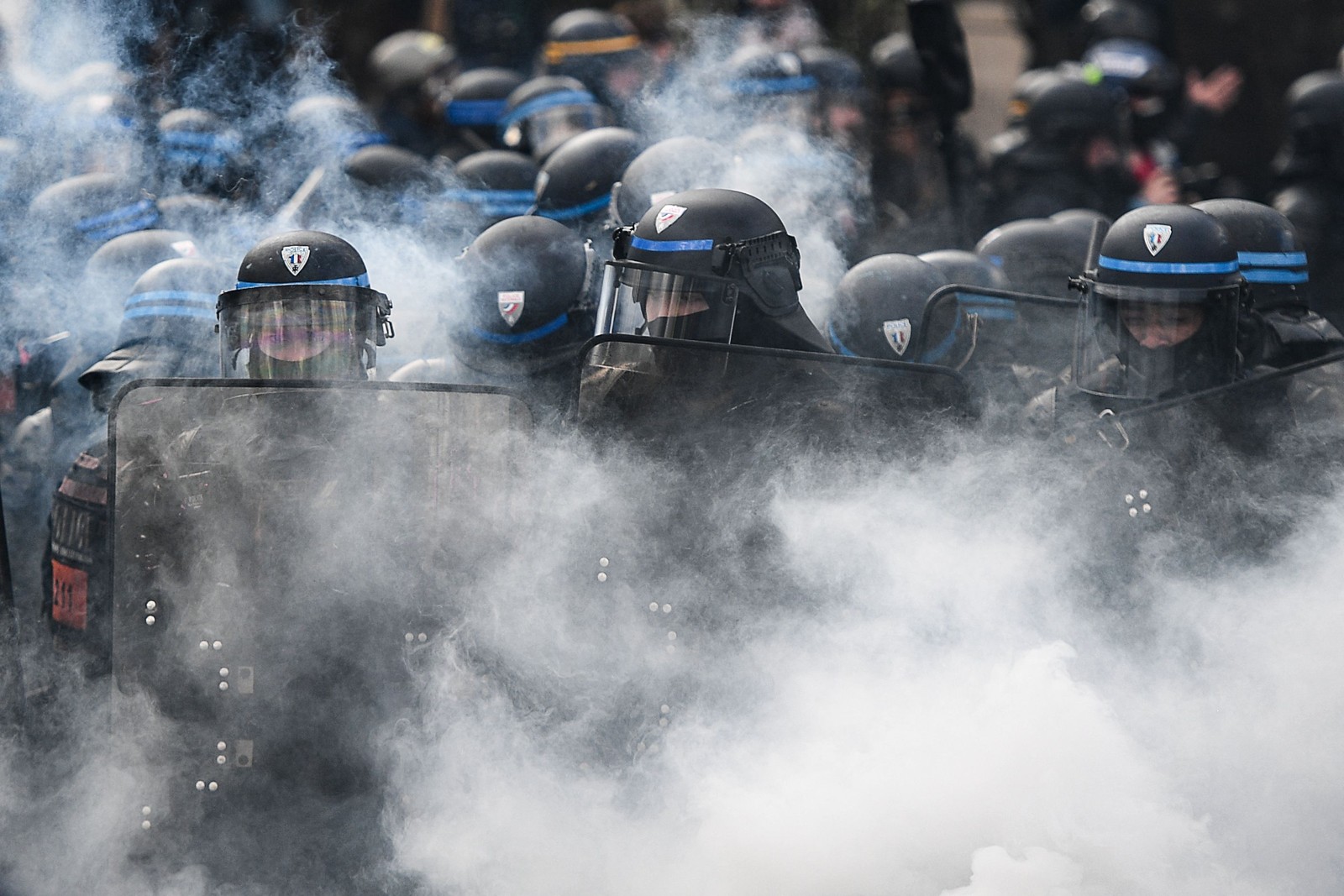 Policiais antimotim em meio à fumaça de gás lacrimogêneo na Praça da Bastilha  — Foto: Christophe ARCHAMBAULT / AFP