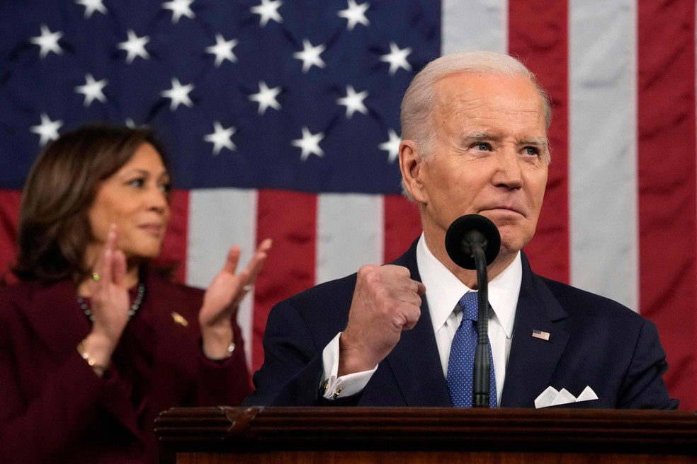 O presidente dos Estados Unidos, Joe Biden, em discurso sobre o Estado da União nesta terça-feira; ao fundo, a vice-presidente, Kamala Harris — Foto: Jacquelyn Martin / POOL / AFP