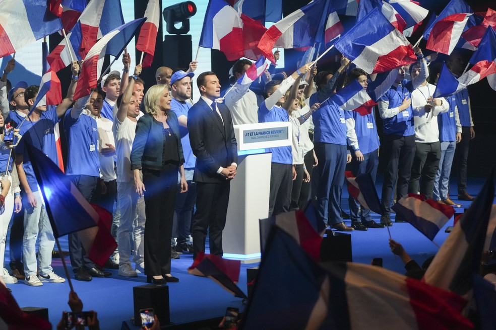 Lideranças do Reagrupamento Nacional comemoram a vitória nas eleições para o Parlamento Europeu — Foto: Nathan Laine/Bloomberg