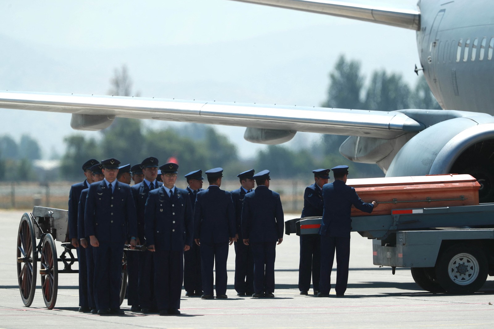 Membros da Força Aérea Chilena descarregam o caixão com o corpo do ex-presidente chileno Sebastián Piñera no Aeroporto de Pudahuel, em Santiago — Foto: Raul Bravo/AFP