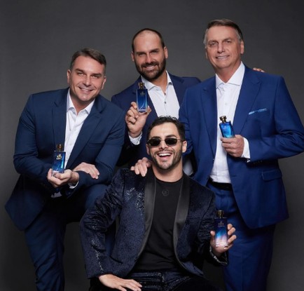 Flávio, Eduardo e Jair Bolsonaro com Agustinho em lançamento de perfume do ex-presidente