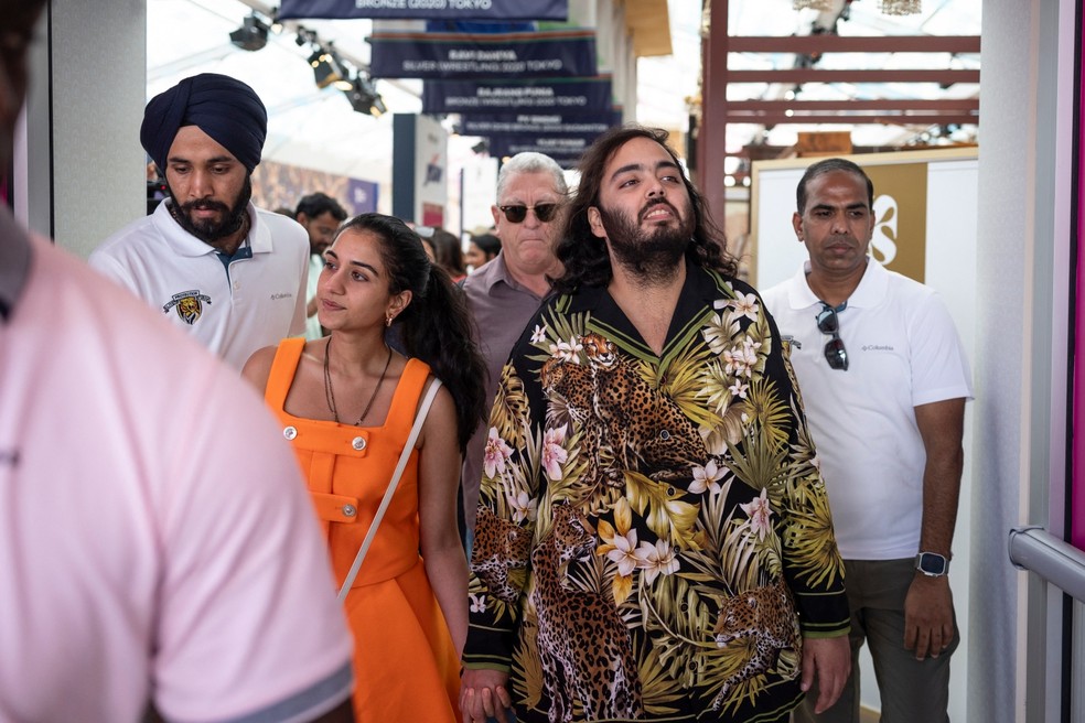 Anant Ambani e Radhika Merchant passearam de mãos dadas  — Foto: Getty Images