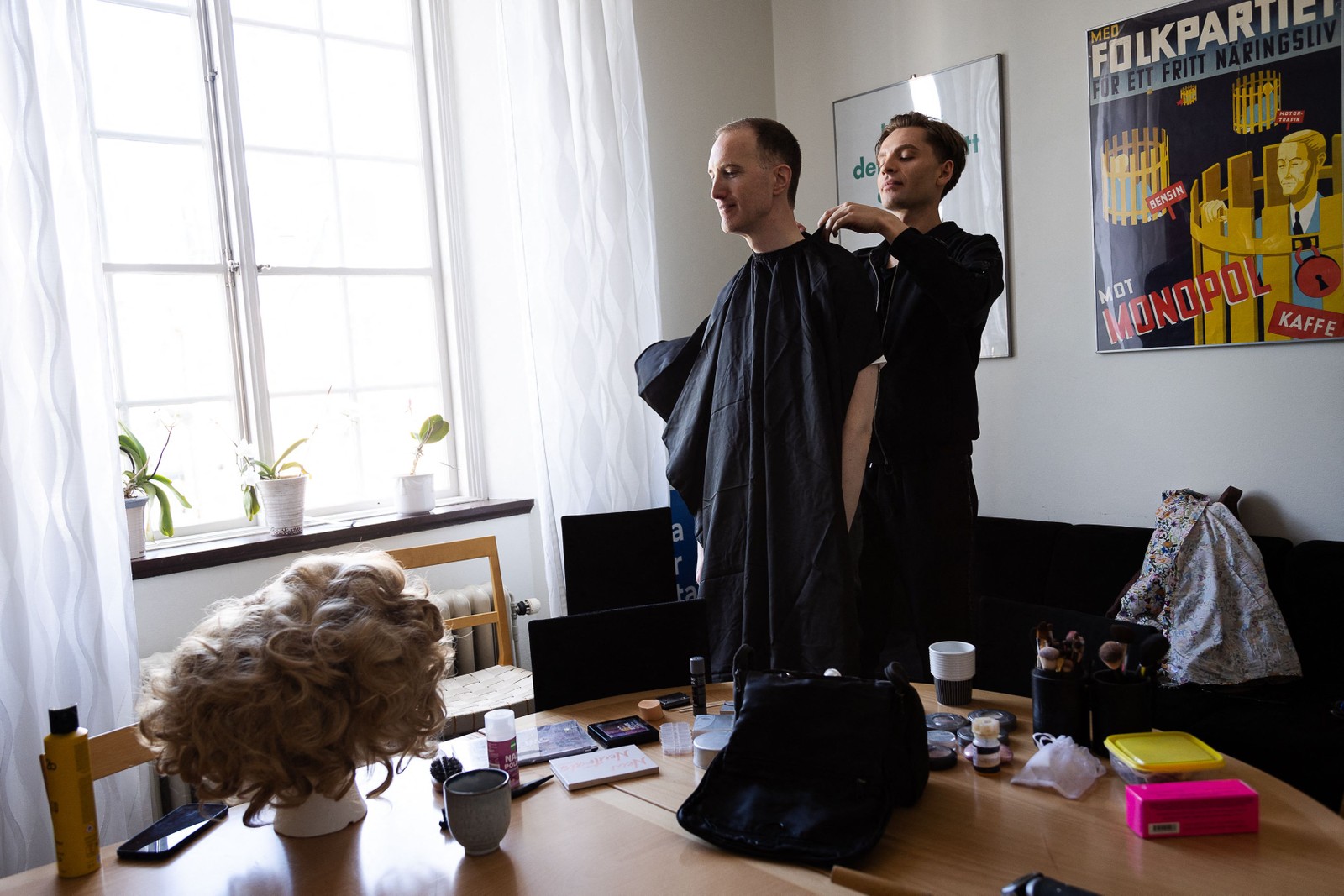 Vice-prefeito se arrumando como drag queen — Foto: Robin Backman / Liberalerna Stockholm / AFP