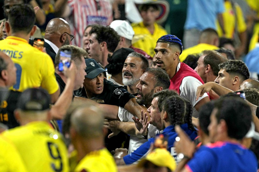 Jogadores uruguaios, como Ronald Araujo, brigam com torcedores colombianos após derrota na Copa América
