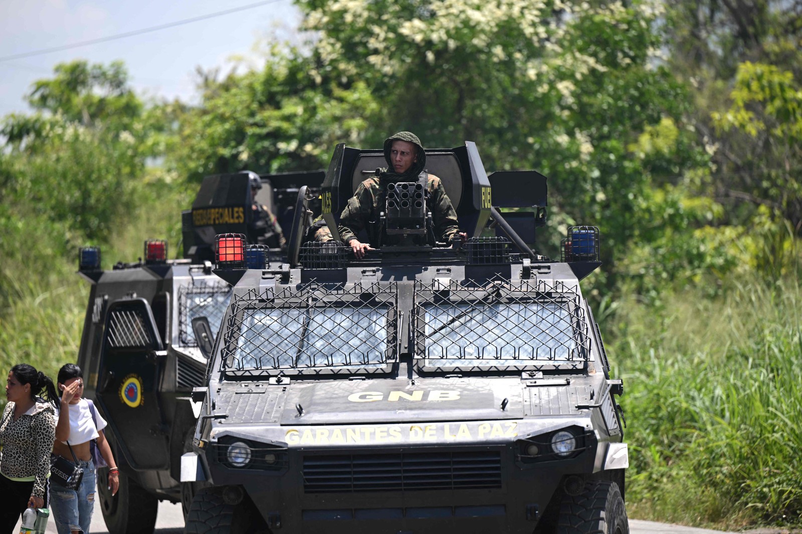 Operação das forças do governo da Venezuela na prisão de Tocoron em Maracay — Foto: YURI CORTEZ/AFP