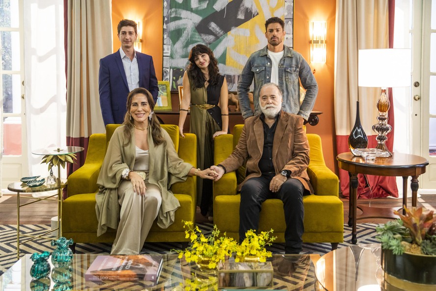 Antônio (Tony Ramos), Irene (Gloria Pires), Petra (Debora Ozório), Daniel (Johnny Massaro) e Caio (Cauã Reymond)