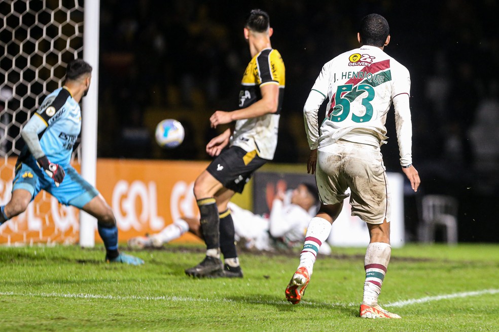 Esquerdinha bateu cruzado e Kauã Elias marcou o gol de empate do Fluminense — Foto: MARCELO GONÇALVES / FLUMINENSE FC