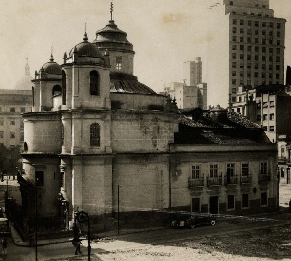 Antiga igreja de São Pedro dos Clérigos em foto de 1943, um ano antes da demolição — Foto: Arquivo Nacional