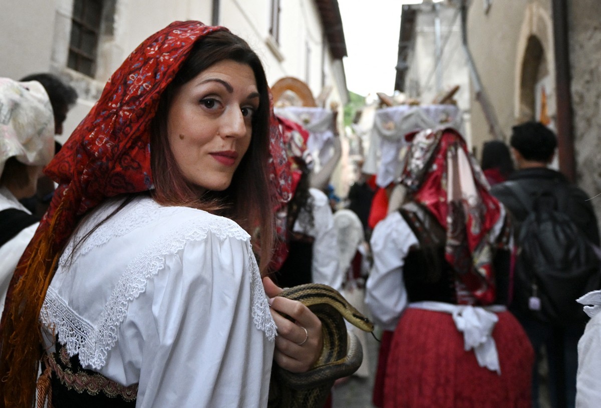 Religiosos usam serpentes em procissão tradicional, na Itália; veja fotos — Foto: TIZIANA FABI/AFP