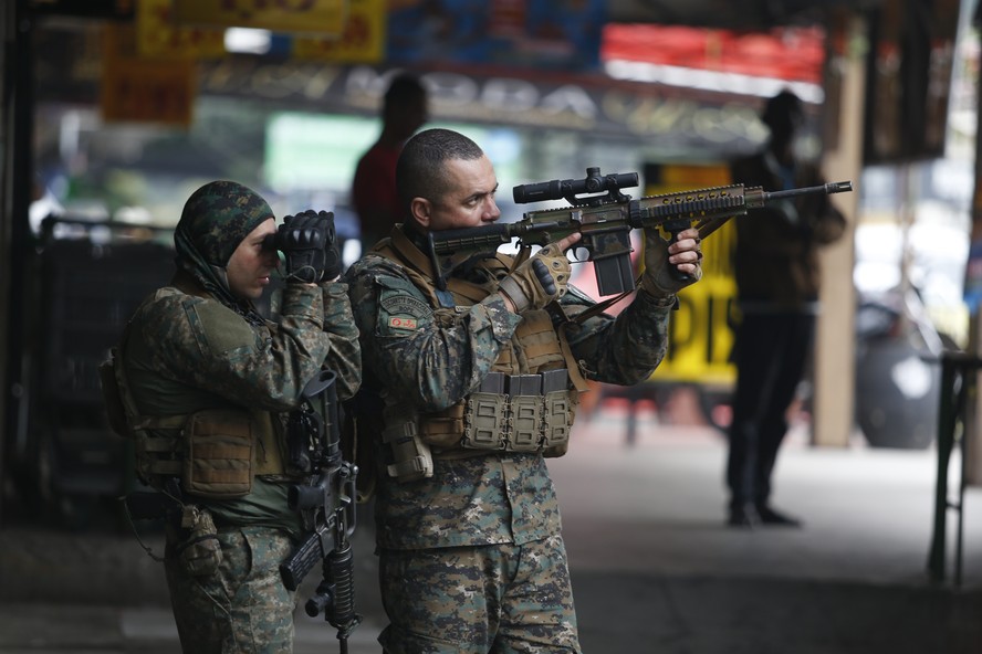 Policiais participam de operação no Complexo da Penha, na Zona Norte do Rio, que deixou 10 mortos no início de agosto