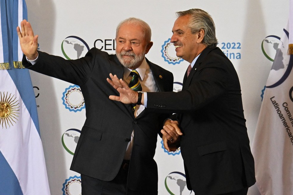 Presidente Luiz Inácio Lula da Silva cumprimenta seu anfitrião argentino, o presidente Alberto Fernández, antes de reunião da Celac em Buenos Aires — Foto: LUIS ROBAYO/AFP