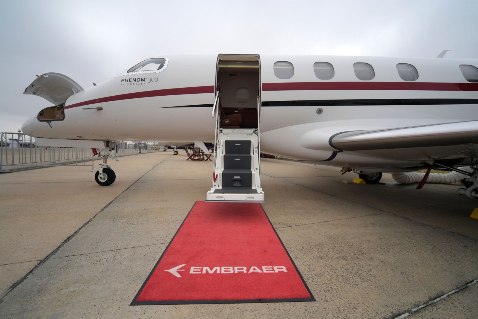 Phenom 300 ganhou popularidade por consumir menos combustível, custar cerca de um terço a menos e apresentar maior velocidade e alcance que seus concorrentes — Foto: Carla Gottgens/Bloomberg