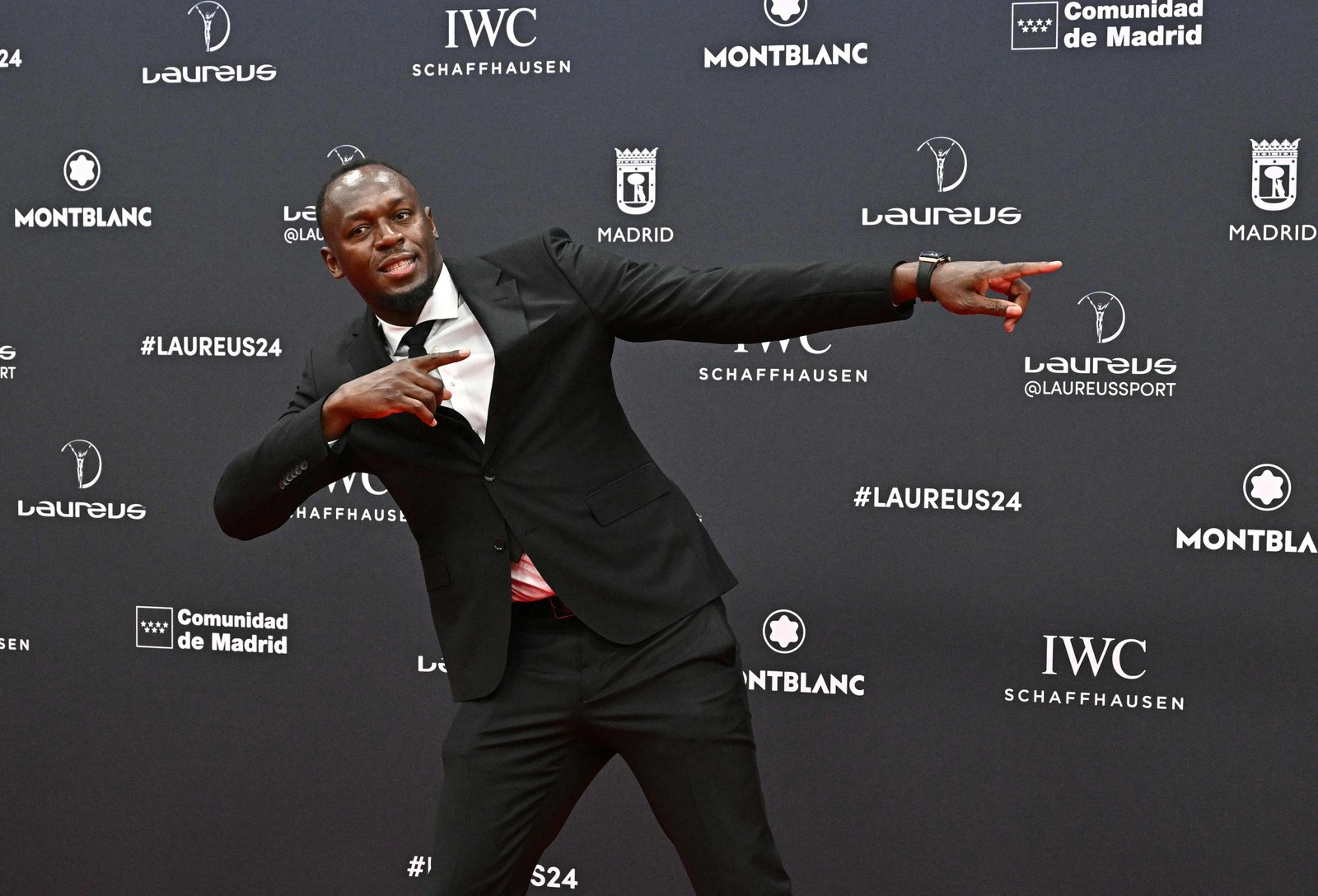 O velocista jamaicano Usain Bolt posa no tapete vermelho antes da 25ª gala do Laureus World Sports Awards em Madri — Foto: JAVIER SORIANO / AFP