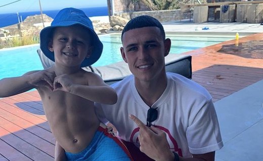 Ronnei Foden, filho de Phil Foden, tem só 4 anos e conquistou o time e a torcida pela simpatia e espontaneidade — Foto: Reprodução Instagram