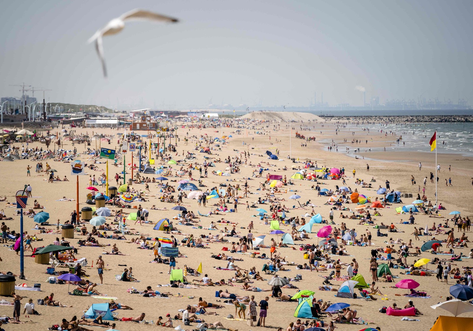 Pessoas na praia de Scheveningen, perto de Haia, na Holanda, com temperaturas chegando a 35°C. — Foto: BART MAAT / STR