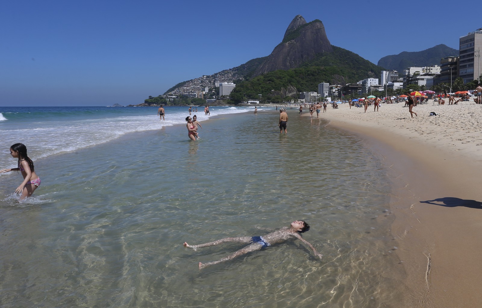 Na foto, piscina formada na praia do Leblon — Foto: Fabiano Rocha / Agência O Globo