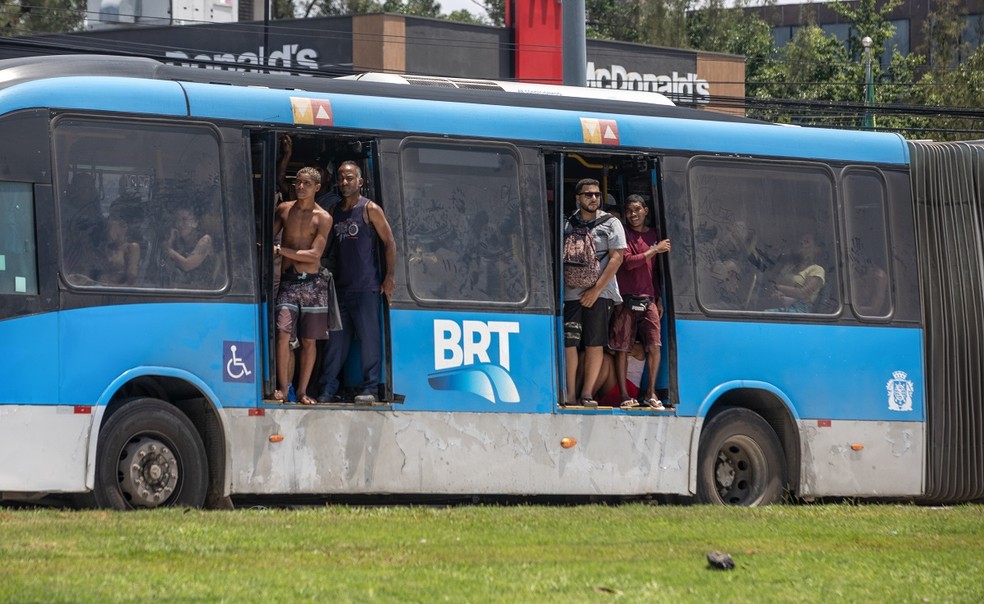 Passageiros de BRT seguem de portas abertas, enfrentando o calor sem ar-condicionado na Zona Oeste do Rio — Foto: Ana Branco / Agencia O Globo