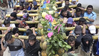 Homens carregam frutas em agradecimento pela colheita do ano durante as festividades de Santa Cruz em Santa Maria Ostuma, 65 km a leste de San Salvado  — Foto: MARVIN RECINOS / AFP