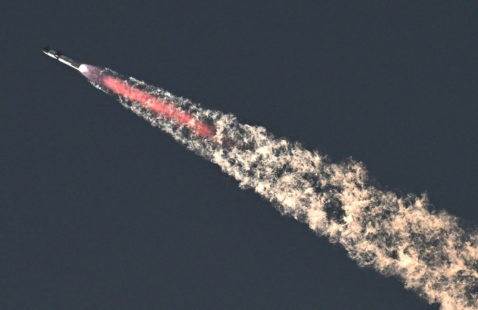 Starship no céu. Foto de TIMOTHY A. CLARY / AFP