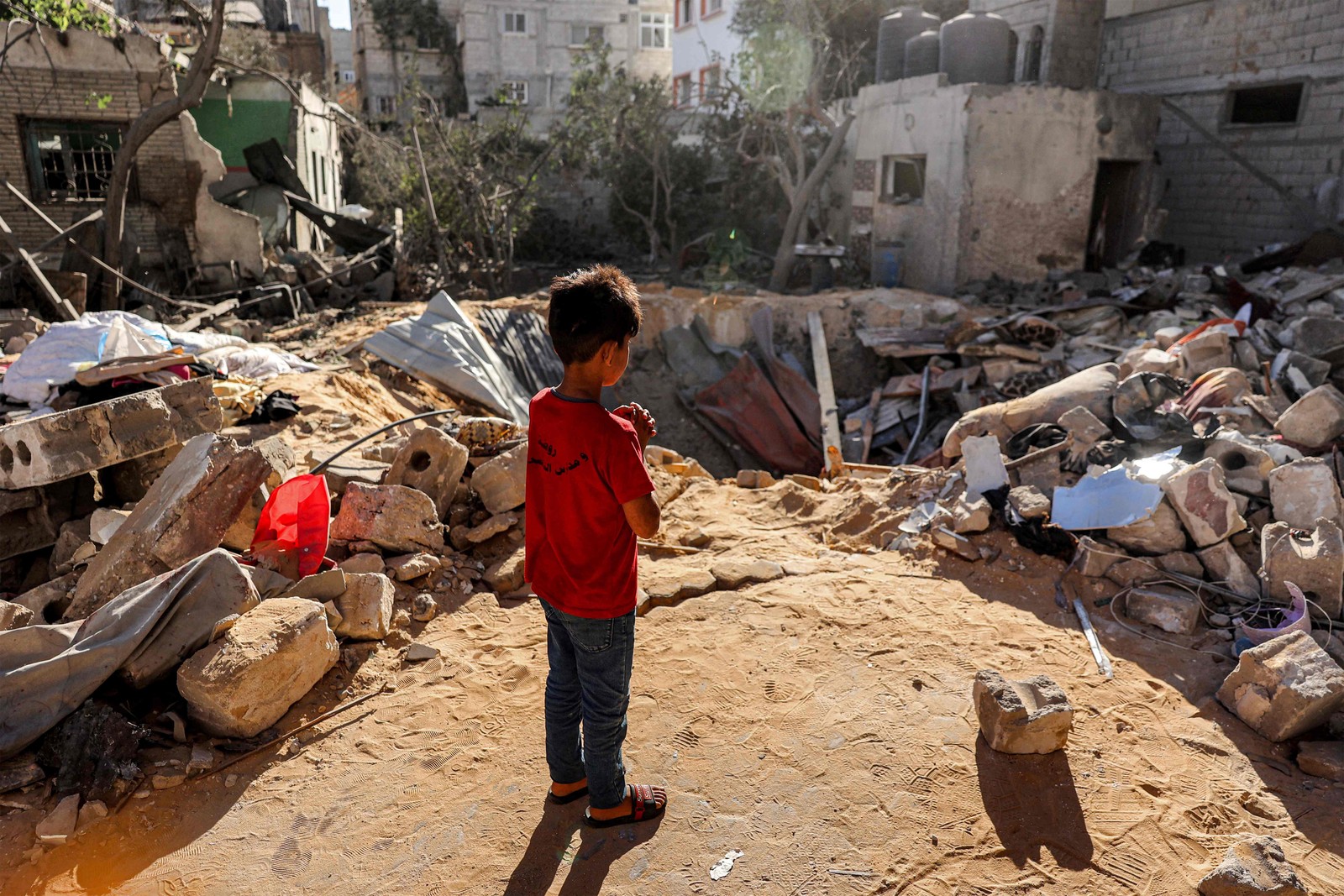 Cratera no local de um edifício que foi atingido pelo bombardeio israelense em Rafah, no sul da Faixa de Gaza — Foto: AFP