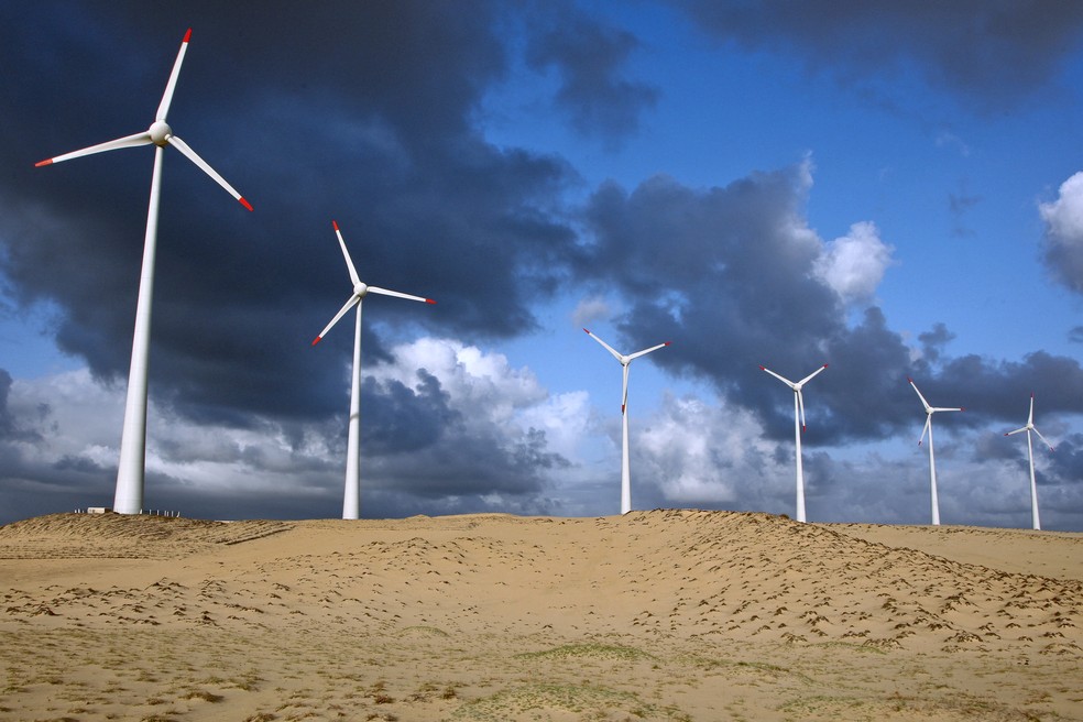 Usinas de energia eólica / Turbinas no Ceará / Os moinhos de vento fabricados pela Wobben Windpower, subsidiária da Enercom GmbH, operam no Parque Eólico Beberibe — Foto: Adriano Machado / Bloomberg via Getty Images