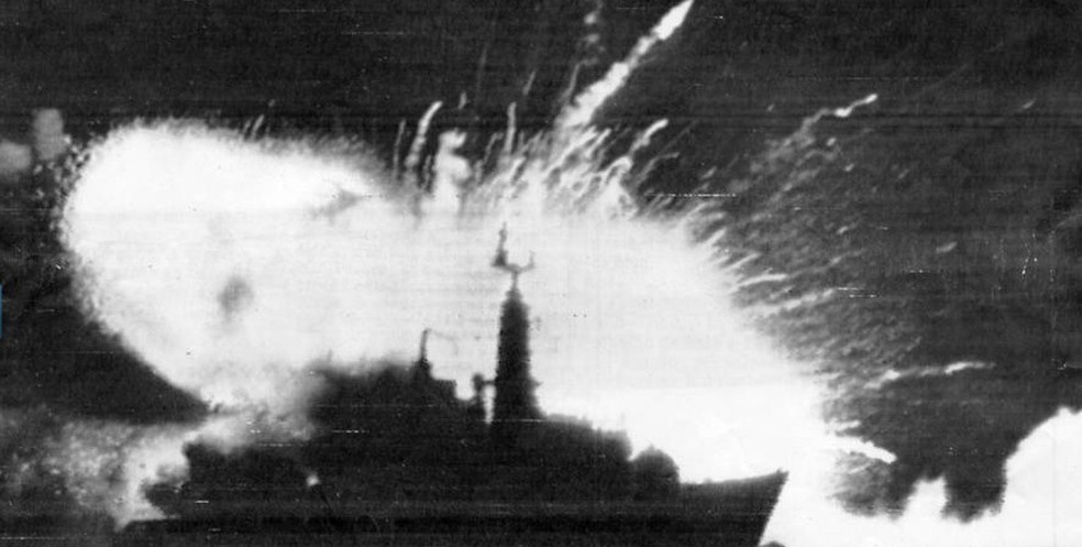 Explosão da fragata inglesa Antelope no Estreito de San Carlos, durante a Guerra das Malvinas — Foto: Arquivo