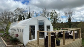 Na parte da frente, a cabine do piloto do antigo avião foi substituída por uma espaçosa varanda — Foto: Reprodução / Apple Camping