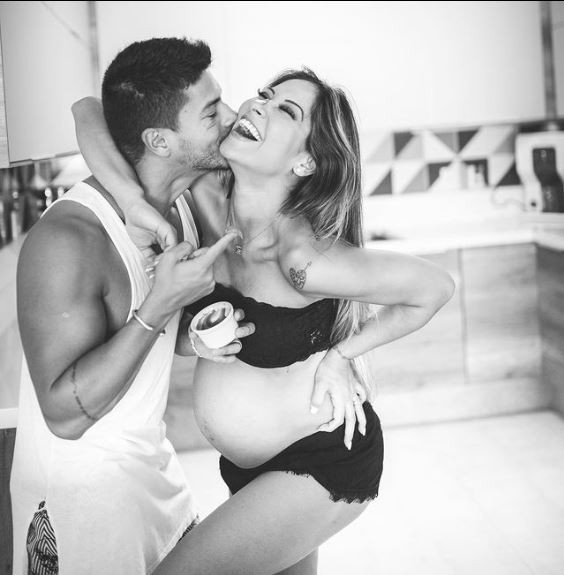 Maíra Cardi grávida, com o então marido marido, o ator Arthur Aguiar — Foto: Reprodução / Instagram