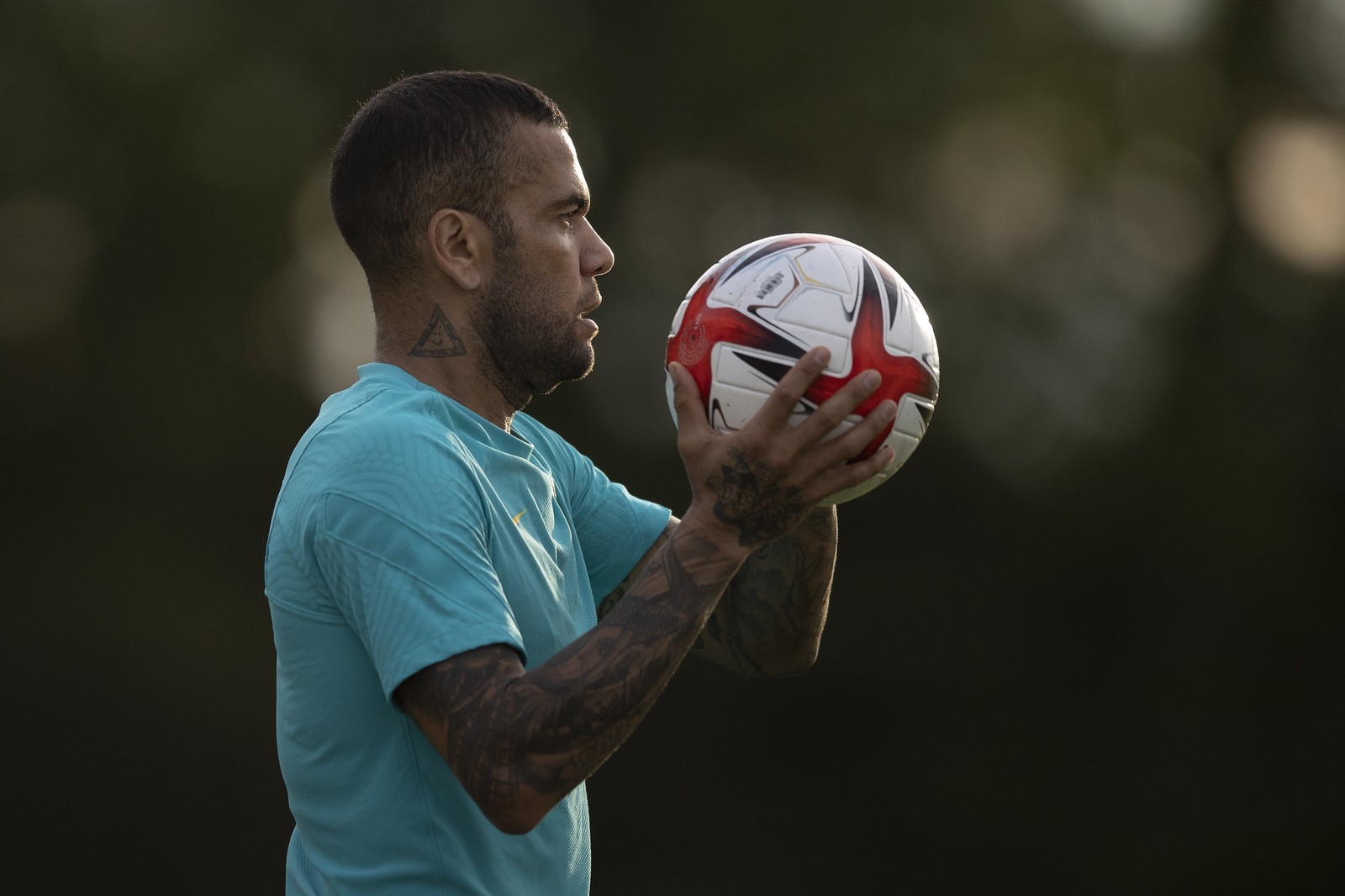 Daniel Alves enfrenta uma acusação de crime de agressão sexual, termo que abrange todo ato sexual cometido sem o consentimento da vítima — Foto: Lucas Figueiredo/CBF