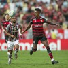 Bruno Henrique e Samuel Xavier no clássico entre Flamengo e Fluminense - Guito Moreto - Ag O Globo