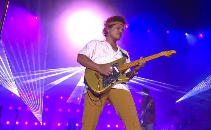 Bruno Mars esbanja simpatia no palco Skyline, do The Town