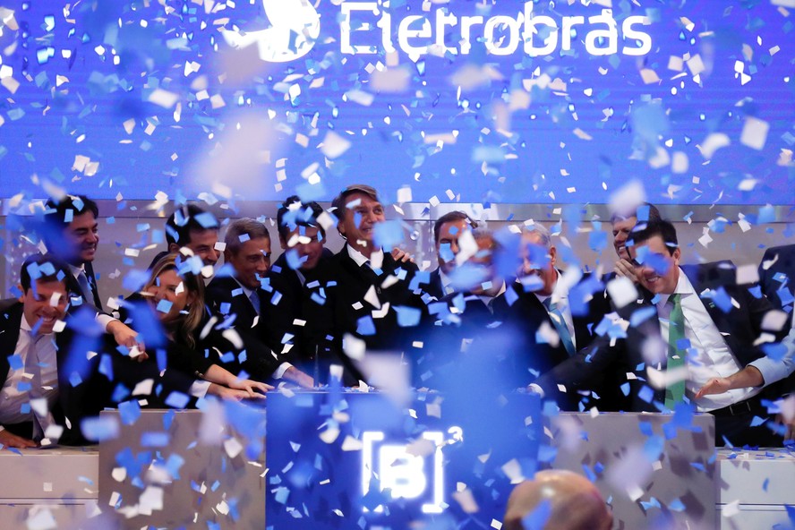Presidente da República, Jair Bolsonaro, acompanhado das autoridades toca a campainha simbolizando o início da capitalização da Eletrobras na Bolsa de Valores de São Paulo