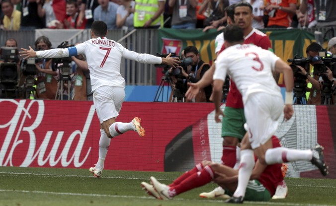 Contra a seleção de Marrocos, Cristiano Ronaldo completou cruzamento com cabeceio dentro da pequena área