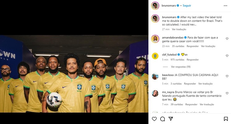 Bruno Mars faz post nas redes com camisa da seleção brasileira
