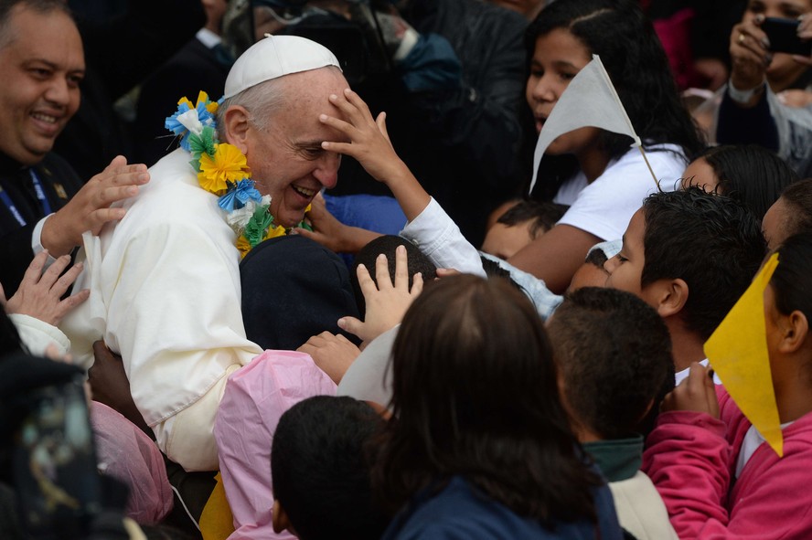 Papa Francisco é cercado por crianças durante visita à favela Varginha, no Rio de Janeiro