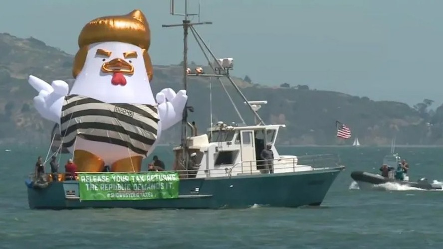 Galinha inflável de Trump na Baía de São Francisco, instalada para recebê-lo em evento de arrecadação no Vale do Silício