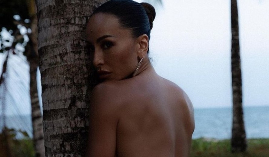 Sabrina Sato agitou as redes sociais com fotos de topless