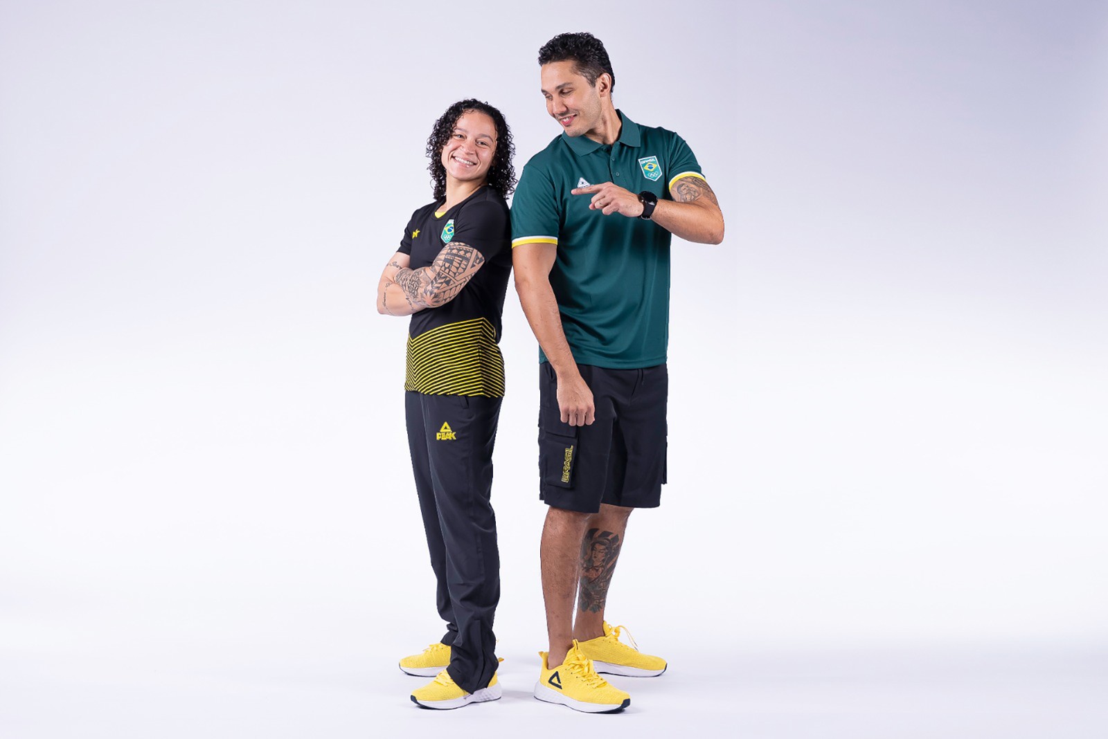 COB apresenta uniformes para Jogos Olímpicos Paris 2024. Na foto, Bia Ferreira, do boxe, e o treinador Mateus Alves. — Foto: Alexandre Loureiro/COB