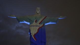 Cristo Redentor recebe projeção de imagens em homenagem aos 40 anos do Rock in Rio — Foto: Domingos Peixoto / Agência O Globo