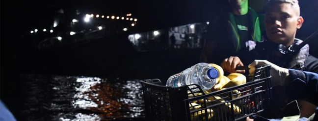 Marinha brasileira resgata seis argelinos de embarcação à deriva no Mar Mediterrâneo — Foto: Marinha do Brasil