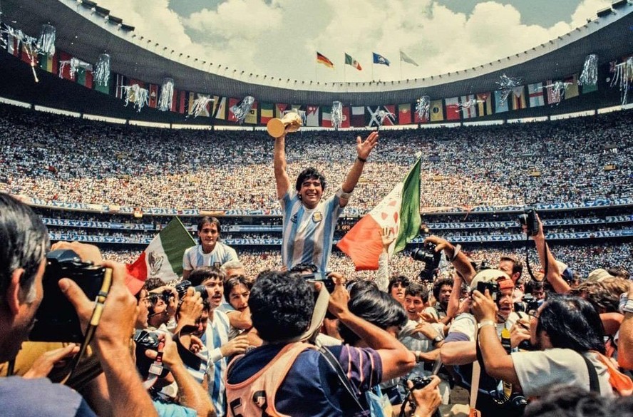 Maradona comemora título da Argentina em 1986