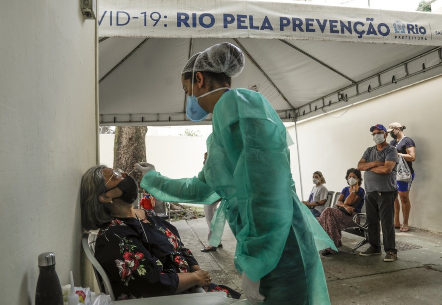 Com a nova onda dos casos de Covid, aumentou a procura por testes e vacinação contra a doença nos postos de saúde