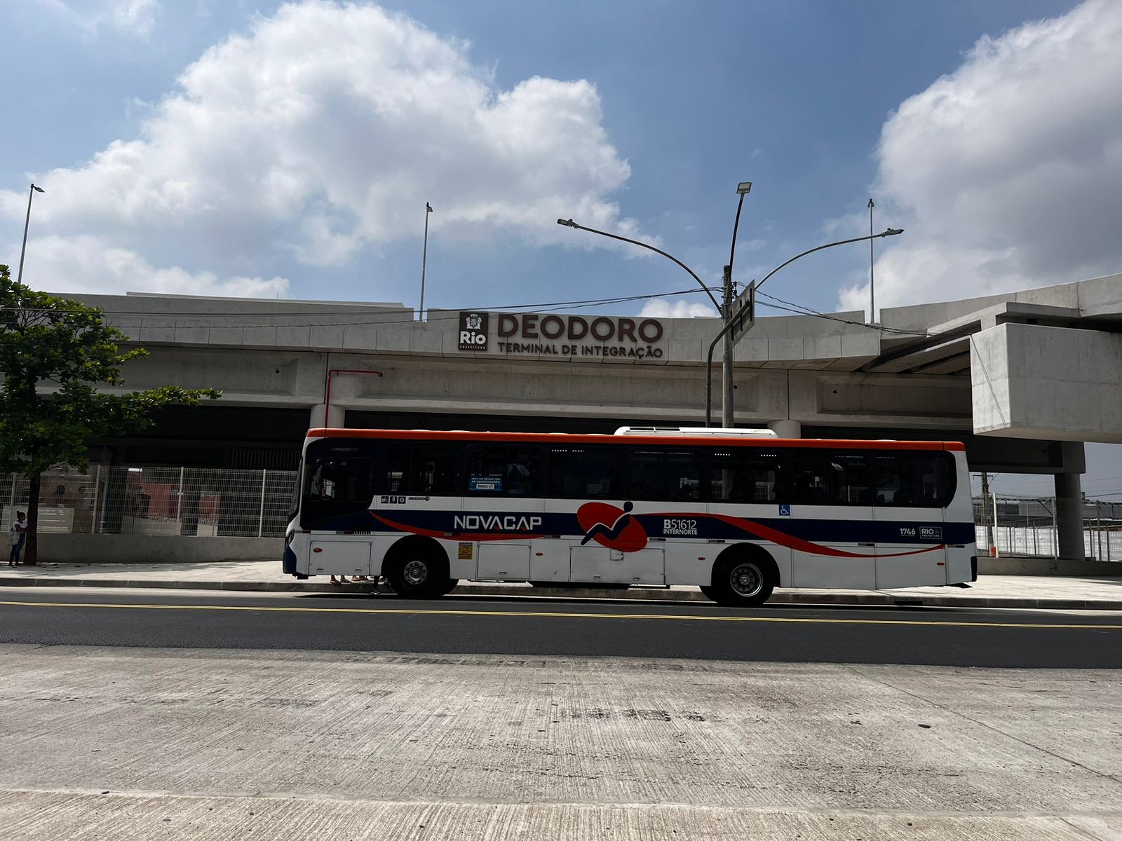 Linhas convencionais têm ponto de ônibus na lateral do Terminal Deodoro. São elas: 300, 393, SV624, SV777 e 926 — Foto: João Vitor Costa / Agência O Globo