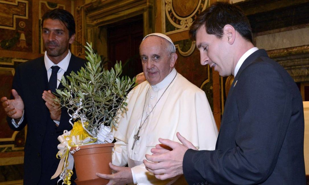 O papa e outro craque argentino, Lionel Messi  — Foto: AFP