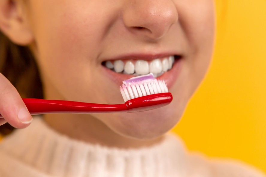 O médico pede que as pessoas guardem a escova de dente dentro de um armário ou coloquem capas protetoras nas cerdas