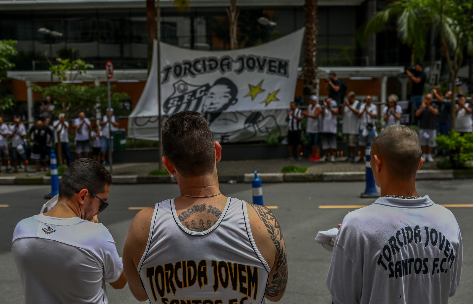 Torcida do Santos na porta do Hospital Albert Einstein em vigília pela melhora de Pelé; eles levaram bandeiras e camisas em homenagem ao Rei — Foto: Felipe Iruatã/Zimel Press/Agência O Globo